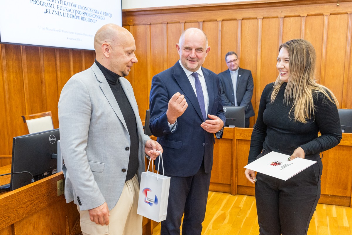 Wręczenie certyfikatów uczestnikom projektu ,,Kuźnia liderów regionu:” oraz wolontariuszom akcji ,,Eskapada. Poznaj swój region z przewodnikiem”. Fot. Andrzej Goiński UMWKP