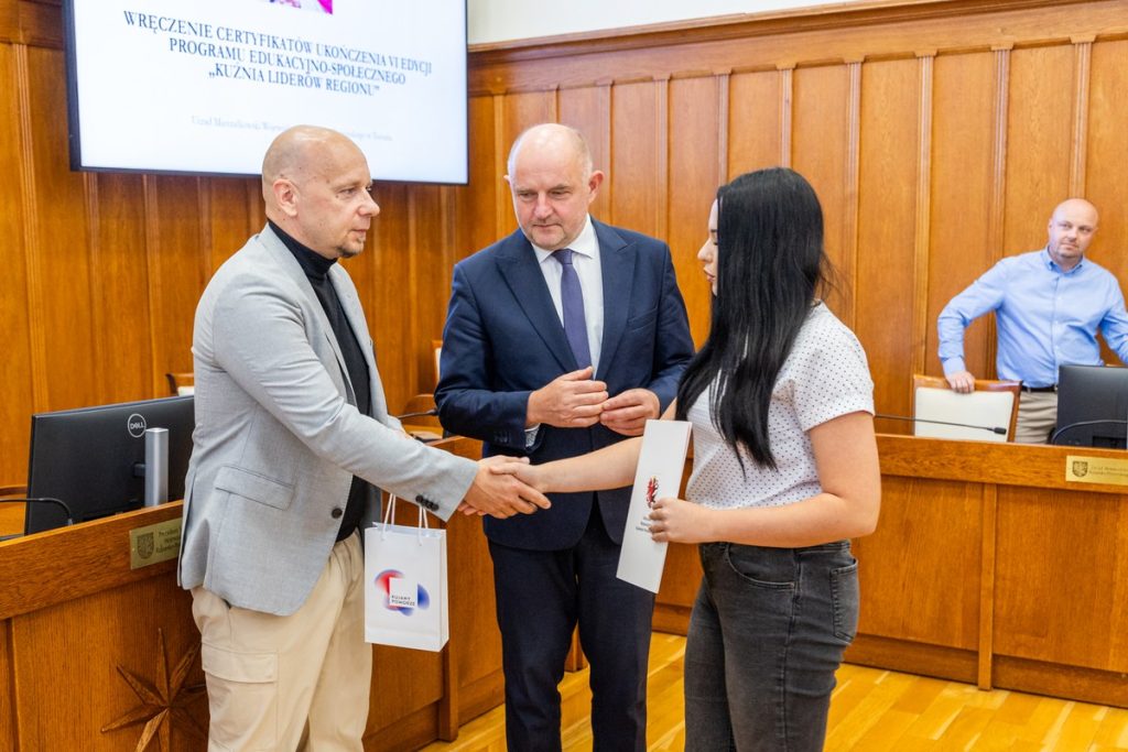 Wręczenie certyfikatów uczestnikom projektu ,,Kuźnia liderów regionu:” oraz wolontariuszom akcji ,,Eskapada. Poznaj swój region z przewodnikiem”. Fot. Andrzej Goiński UMWKP