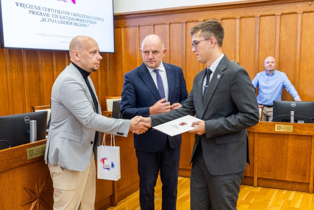 Wręczenie certyfikatów uczestnikom projektu ,,Kuźnia liderów regionu:” oraz wolontariuszom akcji ,,Eskapada. Poznaj swój region z przewodnikiem”. Fot. Andrzej Goiński UMWKP