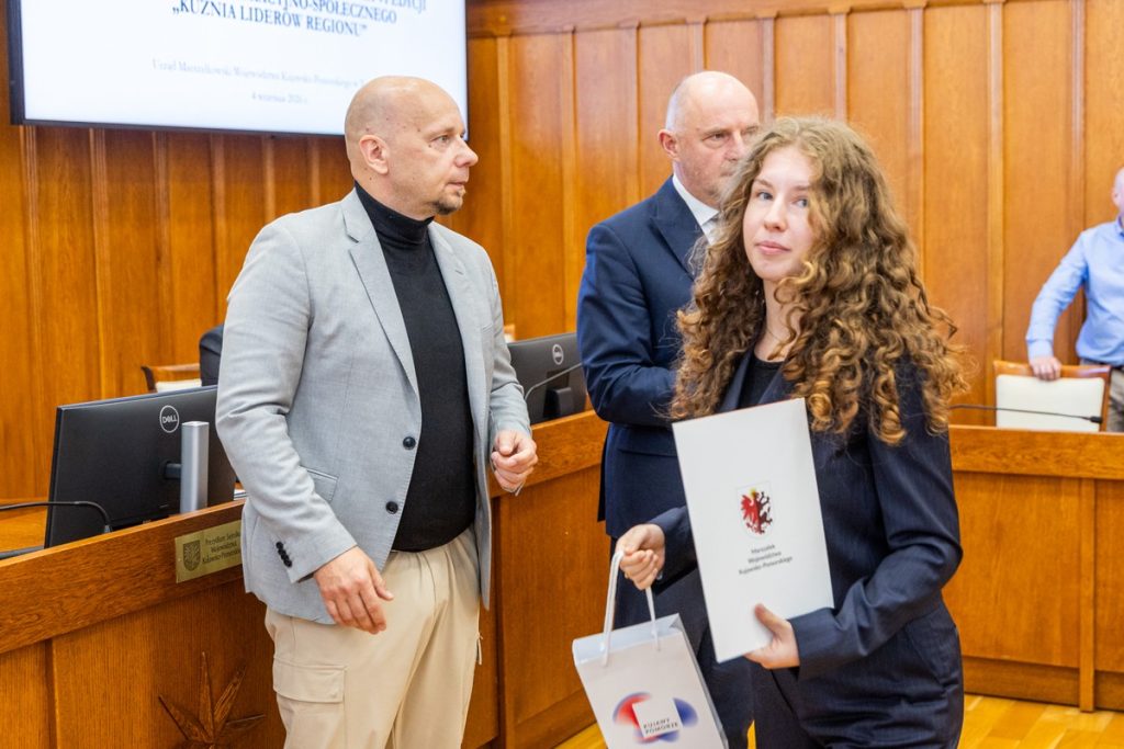 Wręczenie certyfikatów uczestnikom projektu ,,Kuźnia liderów regionu:” oraz wolontariuszom akcji ,,Eskapada. Poznaj swój region z przewodnikiem”. Fot. Andrzej Goiński UMWKP