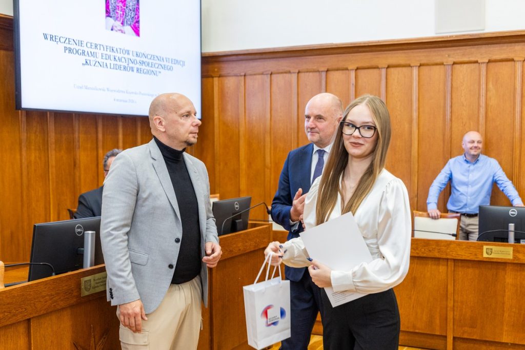 Wręczenie certyfikatów uczestnikom projektu ,,Kuźnia liderów regionu:” oraz wolontariuszom akcji ,,Eskapada. Poznaj swój region z przewodnikiem”. Fot. Andrzej Goiński UMWKP