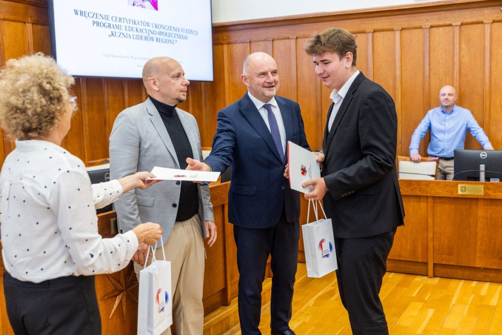 Wręczenie certyfikatów uczestnikom projektu ,,Kuźnia liderów regionu:” oraz wolontariuszom akcji ,,Eskapada. Poznaj swój region z przewodnikiem”. Fot. Andrzej Goiński UMWKP