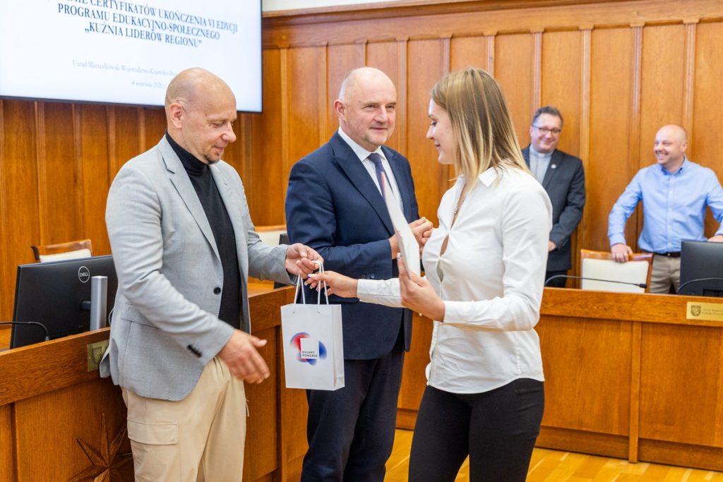 Wręczenie certyfikatów uczestnikom projektu ,,Kuźnia liderów regionu:” oraz wolontariuszom akcji ,,Eskapada. Poznaj swój region z przewodnikiem”. Fot. Andrzej Goiński UMWKP