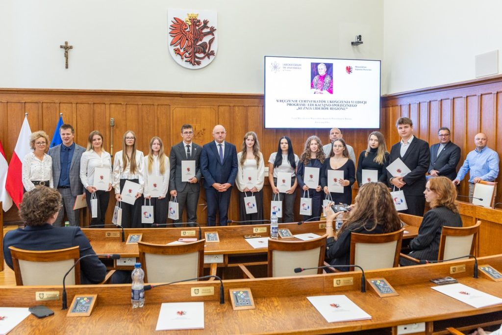 Wręczenie certyfikatów uczestnikom projektu ,,Kuźnia liderów regionu:” oraz wolontariuszom akcji ,,Eskapada. Poznaj swój region z przewodnikiem”. Fot. Andrzej Goiński UMWKP