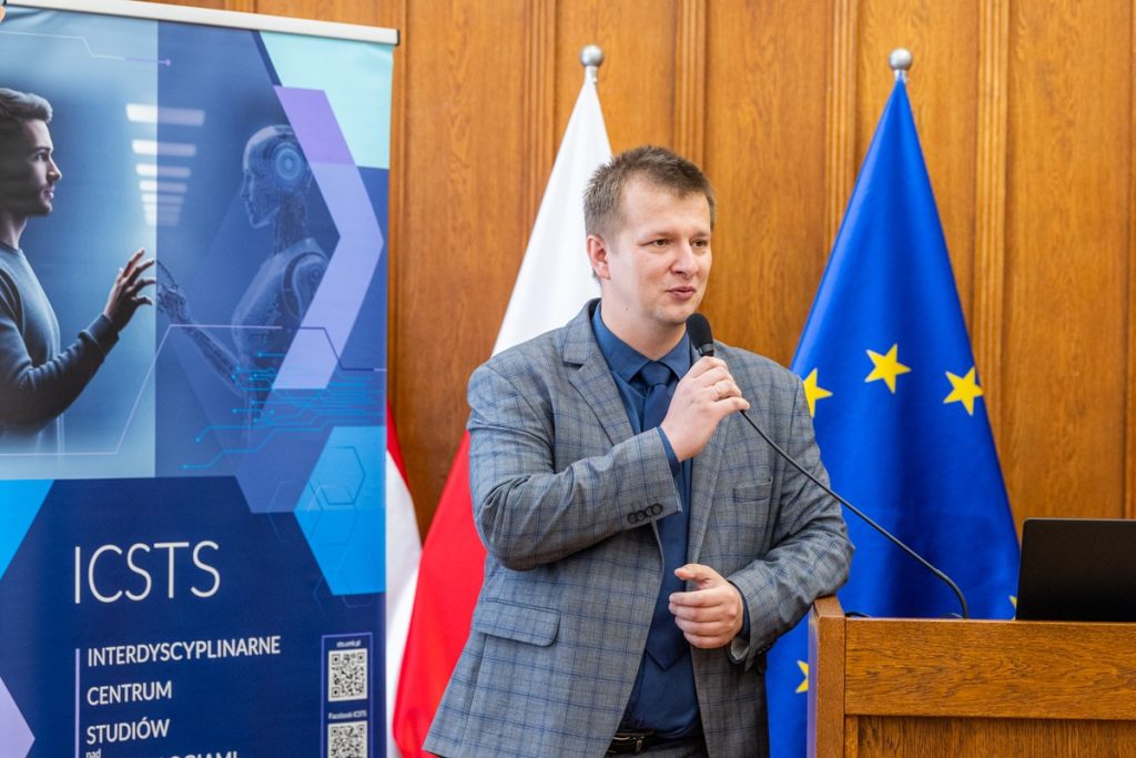 Wręczenie certyfikatów uczestnikom projektu ,,Kuźnia liderów regionu:” oraz wolontariuszom akcji ,,Eskapada. Poznaj swój region z przewodnikiem”. Fot. Andrzej Goiński UMWKP