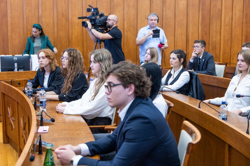 Wręczenie certyfikatów uczestnikom projektu ,,Kuźnia liderów regionu:” oraz wolontariuszom akcji ,,Eskapada. Poznaj swój region z przewodnikiem”. Fot. Andrzej Goiński UMWKP