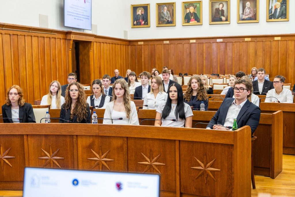 Wręczenie certyfikatów uczestnikom projektu ,,Kuźnia liderów regionu:” oraz wolontariuszom akcji ,,Eskapada. Poznaj swój region z przewodnikiem”. Fot. Andrzej Goiński UMWKP