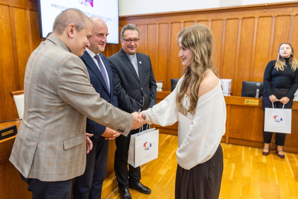 Wręczenie certyfikatów uczestnikom projektu ,,Kuźnia liderów regionu:” oraz wolontariuszom akcji ,,Eskapada. Poznaj swój region z przewodnikiem”. Fot. Andrzej Goiński UMWKP