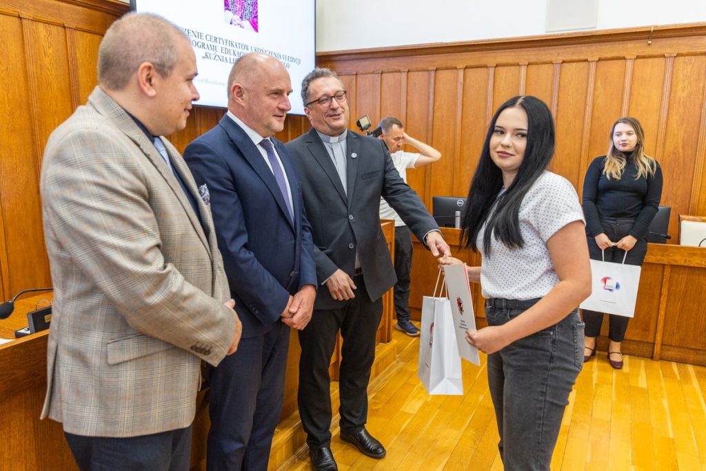 Wręczenie certyfikatów uczestnikom projektu ,,Kuźnia liderów regionu:” oraz wolontariuszom akcji ,,Eskapada. Poznaj swój region z przewodnikiem”. Fot. Andrzej Goiński UMWKP