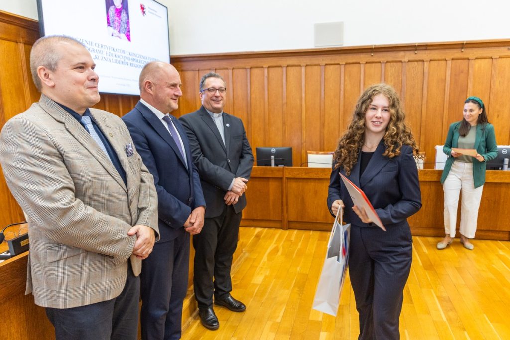 Wręczenie certyfikatów uczestnikom projektu ,,Kuźnia liderów regionu:” oraz wolontariuszom akcji ,,Eskapada. Poznaj swój region z przewodnikiem”. Fot. Andrzej Goiński UMWKP