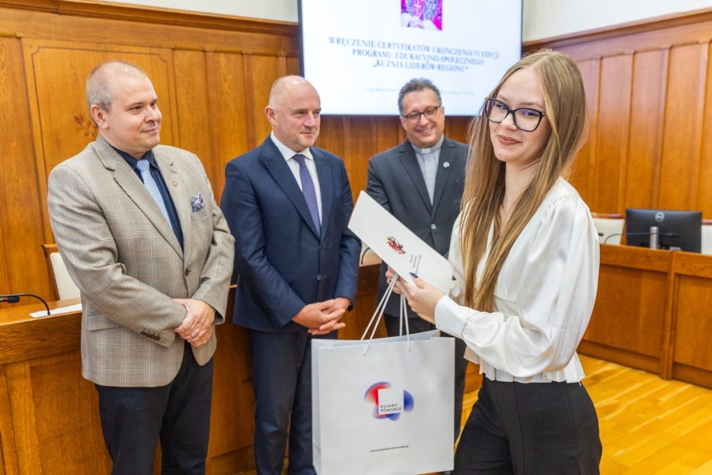 Wręczenie certyfikatów uczestnikom projektu ,,Kuźnia liderów regionu:” oraz wolontariuszom akcji ,,Eskapada. Poznaj swój region z przewodnikiem”. Fot. Andrzej Goiński UMWKP
