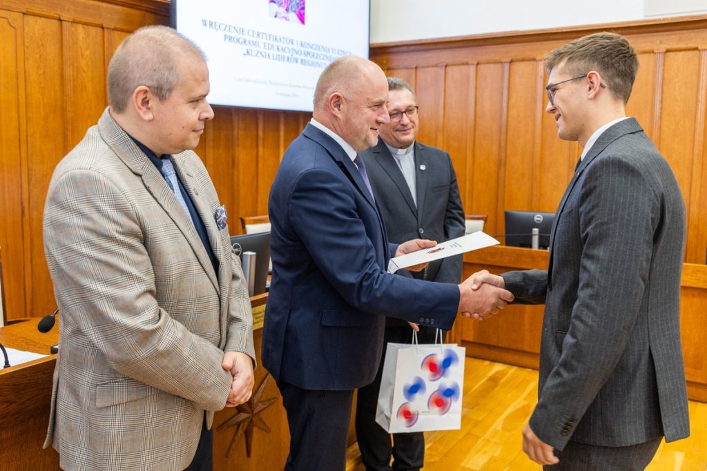 Wręczenie certyfikatów uczestnikom projektu ,,Kuźnia liderów regionu:” oraz wolontariuszom akcji ,,Eskapada. Poznaj swój region z przewodnikiem”. Fot. Andrzej Goiński UMWKP