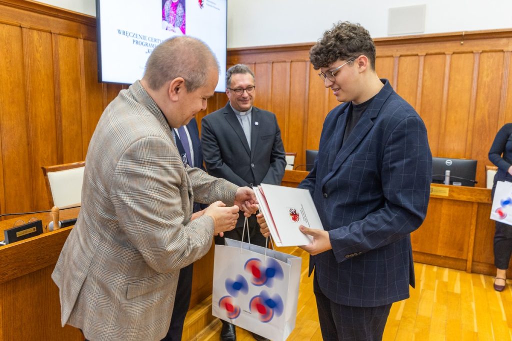 Wręczenie certyfikatów uczestnikom projektu ,,Kuźnia liderów regionu:” oraz wolontariuszom akcji ,,Eskapada. Poznaj swój region z przewodnikiem”. Fot. Andrzej Goiński UMWKP