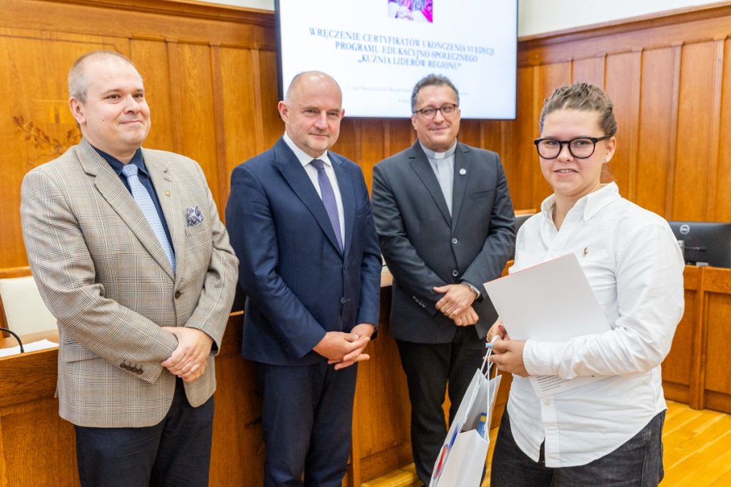 Wręczenie certyfikatów uczestnikom projektu ,,Kuźnia liderów regionu:” oraz wolontariuszom akcji ,,Eskapada. Poznaj swój region z przewodnikiem”. Fot. Andrzej Goiński UMWKP