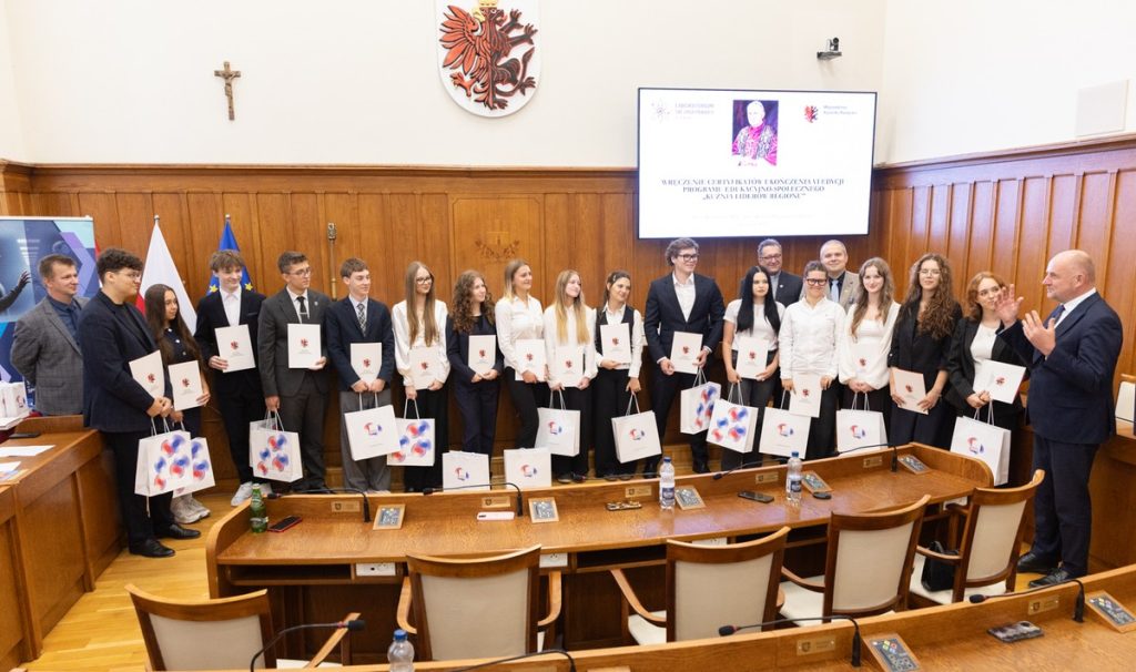 Wręczenie certyfikatów uczestnikom projektu ,,Kuźnia liderów regionu:” oraz wolontariuszom akcji ,,Eskapada. Poznaj swój region z przewodnikiem”. Fot. Andrzej Goiński UMWKP