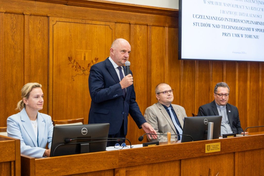 Podpisanie listu intencyjnego w sprawie współpracy na rzecz rozwoju Interdyscyplinarnego Centrum Studiów nad Technologiami w Społeczeństwie UMK, fot. Andrzej Goiński/UMWKP