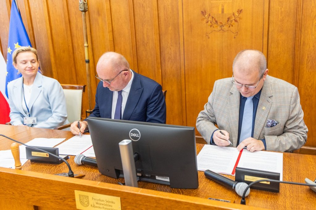 Podpisanie listu intencyjnego w sprawie współpracy na rzecz rozwoju Interdyscyplinarnego Centrum Studiów nad Technologiami w Społeczeństwie UMK, fot. Andrzej Goiński/UMWKP
