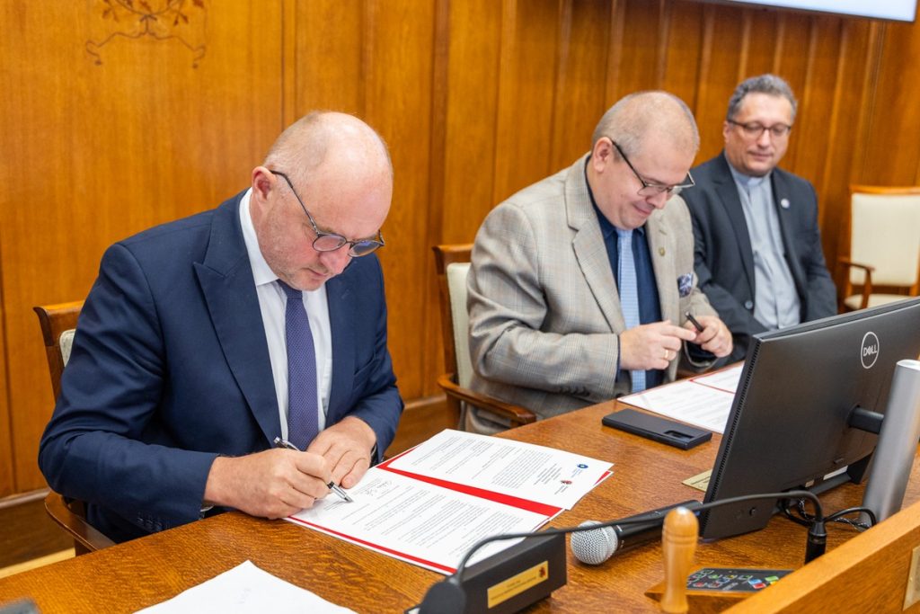 Podpisanie listu intencyjnego w sprawie współpracy na rzecz rozwoju Interdyscyplinarnego Centrum Studiów nad Technologiami w Społeczeństwie UMK, fot. Andrzej Goiński/UMWKP