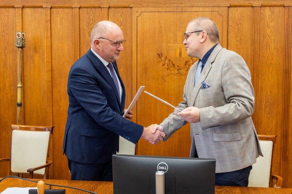 Podpisanie listu intencyjnego w sprawie współpracy na rzecz rozwoju Interdyscyplinarnego Centrum Studiów nad Technologiami w Społeczeństwie UMK, fot. Andrzej Goiński/UMWKP