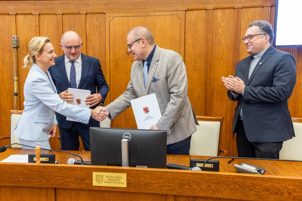Podpisanie listu intencyjnego w sprawie współpracy na rzecz rozwoju Interdyscyplinarnego Centrum Studiów nad Technologiami w Społeczeństwie UMK, fot. Andrzej Goiński/UMWKP