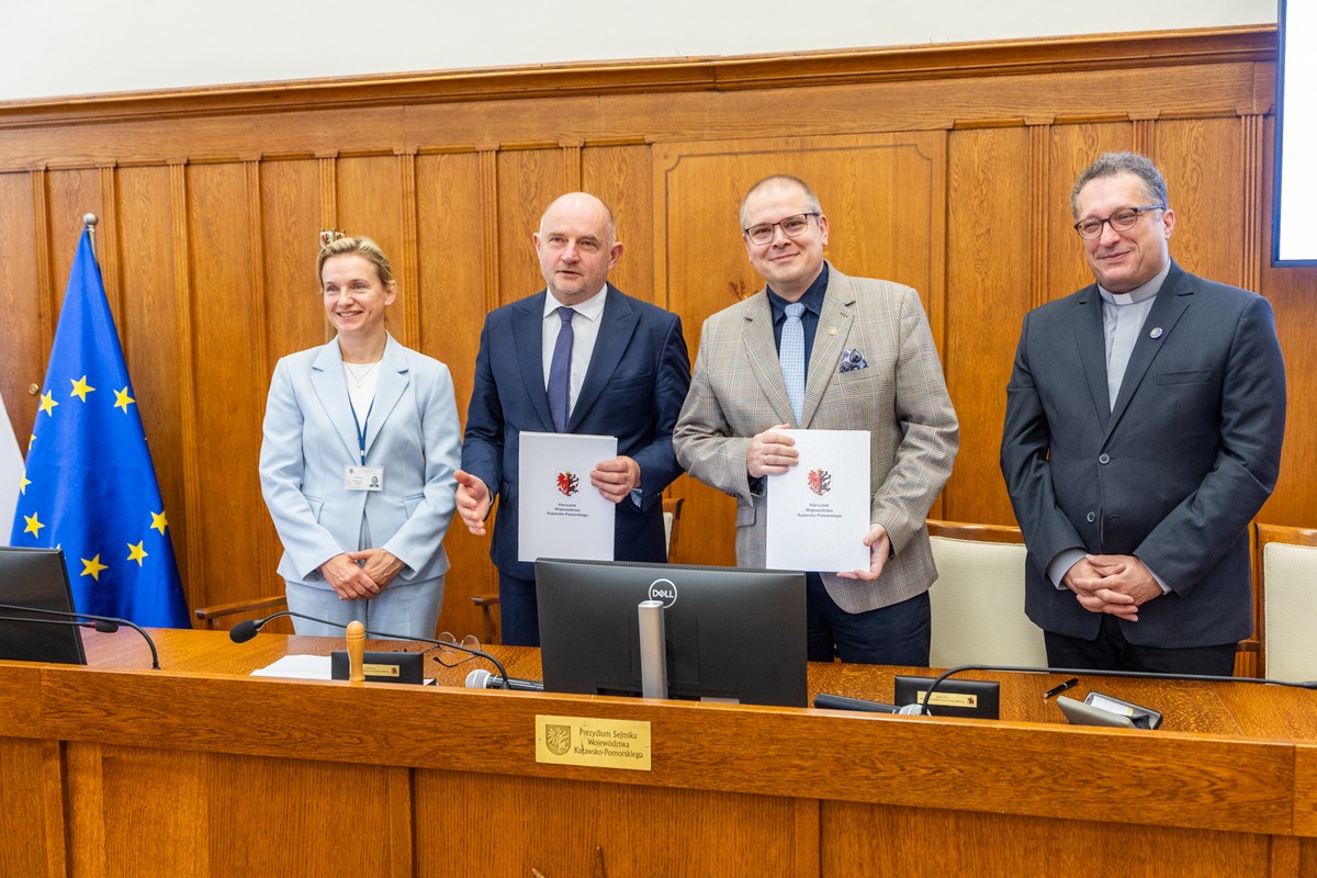 Podpisanie listu intencyjnego w sprawie współpracy na rzecz rozwoju Interdyscyplinarnego Centrum Studiów nad Technologiami w Społeczeństwie UMK, fot. Andrzej Goiński/UMWKP