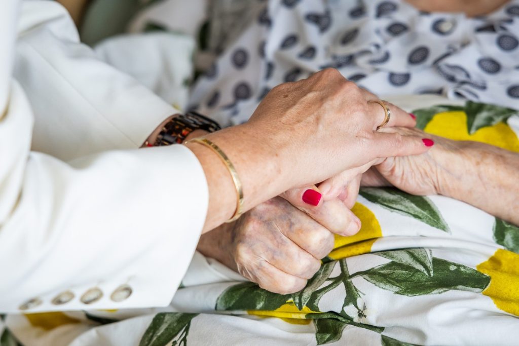 Wręczenie medalu pani Mariannie Trawińskiej. fot. Szymon Zdziebło/tarantoga.pl dla UMWKP