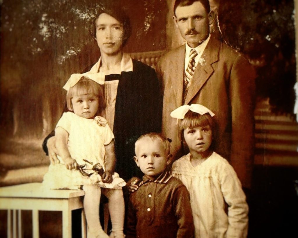 Pani Marianna Woźniak z rodzicami i rodzeństwem, fot. Z archiwum rodziny