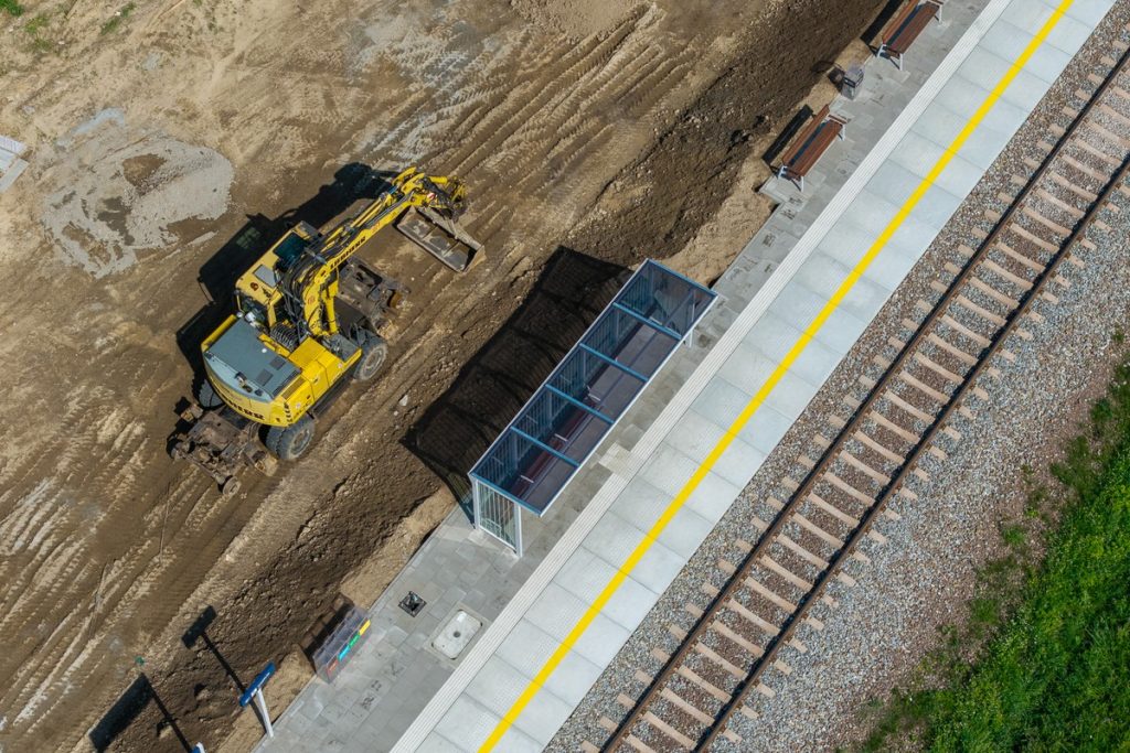 Budowa przystanku kolejowego Brodnica Południowa, fot. Szymon Zdziebło/tarantoga.pl dla UMWKP