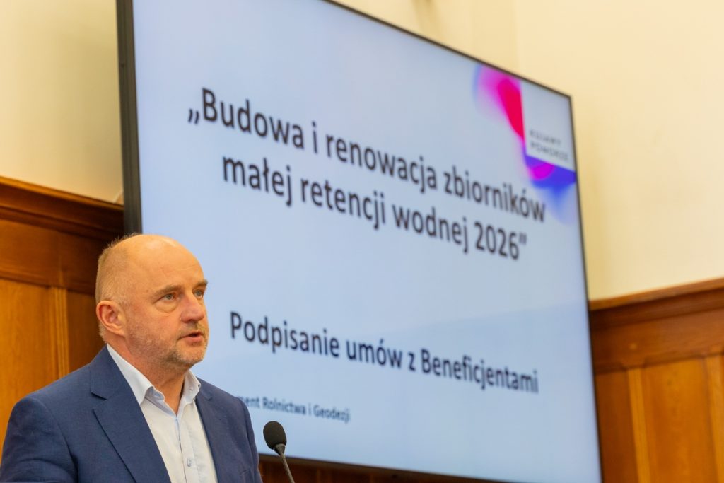 Wręczenie umów w programie małej retencji wodnej, fot. Mikołaj Kuras dla UMWKP