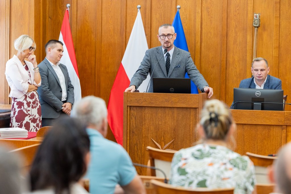Wręczenie umów w programie małej retencji wodnej, fot. Mikołaj Kuras dla UMWKP