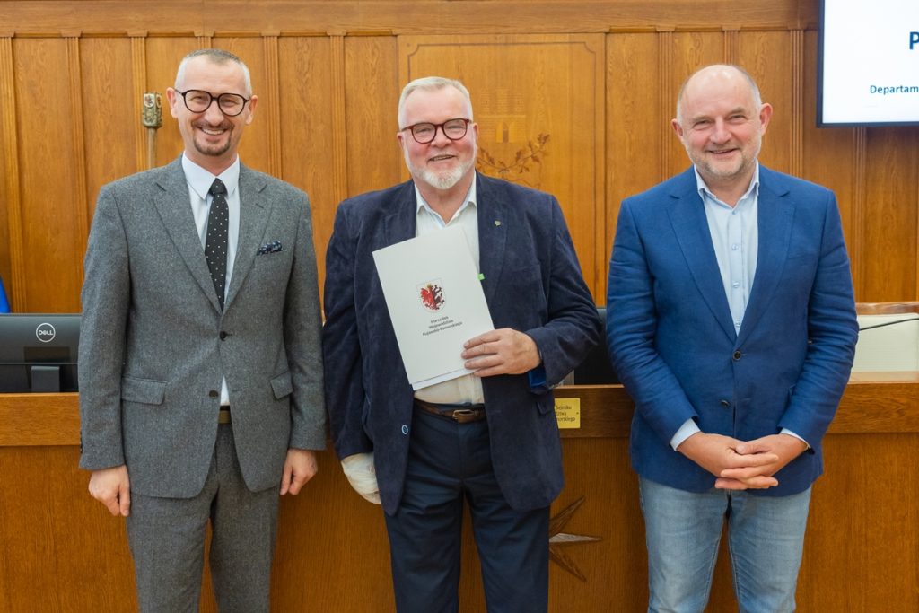 Wręczenie umów w programie małej retencji wodnej, fot. Mikołaj Kuras dla UMWKP