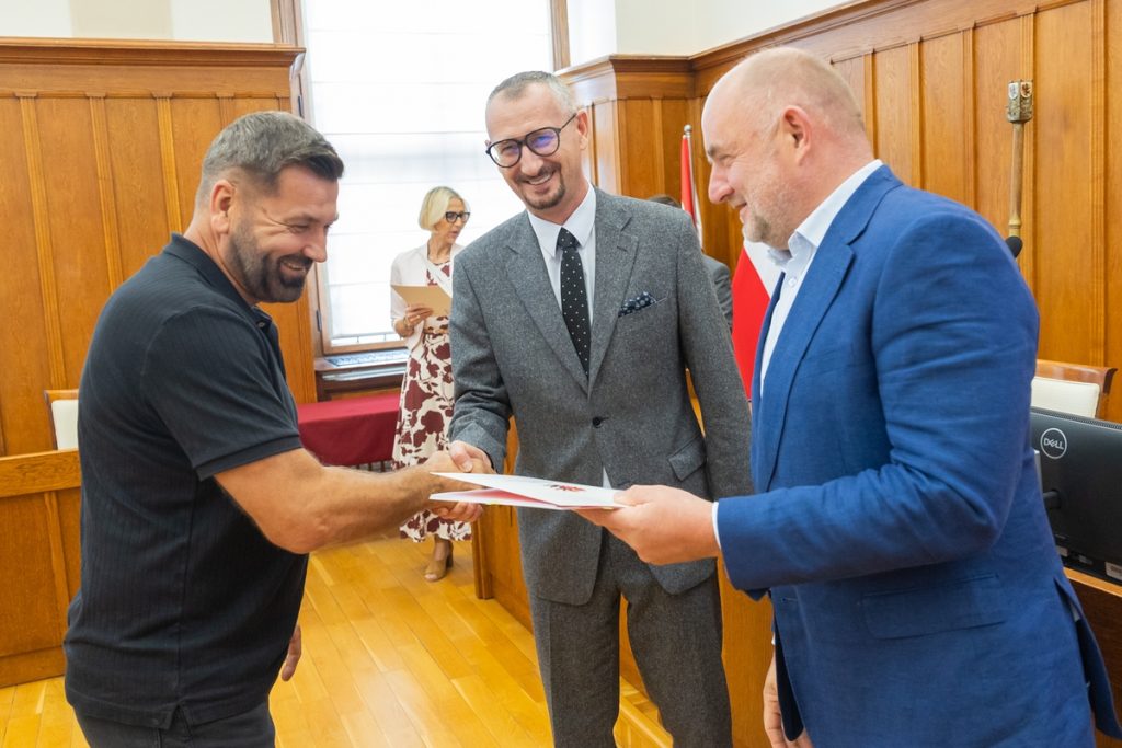 Wręczenie umów w programie małej retencji wodnej, fot. Mikołaj Kuras dla UMWKP