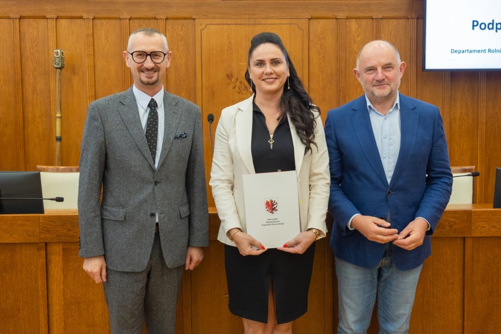 Wręczenie umów w programie małej retencji wodnej, fot. Mikołaj Kuras dla UMWKP