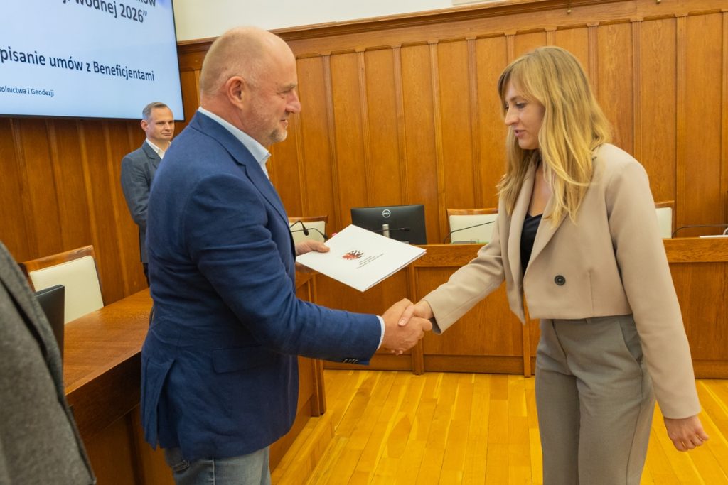 Wręczenie umów w programie małej retencji wodnej, fot. Mikołaj Kuras dla UMWKP