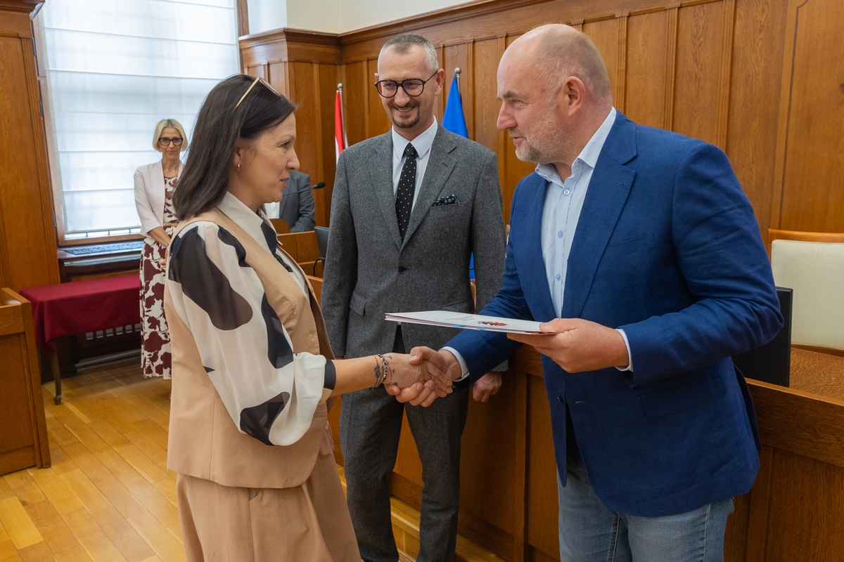 Wręczenie umów w programie małej retencji wodnej, fot. Mikołaj Kuras dla UMWKP