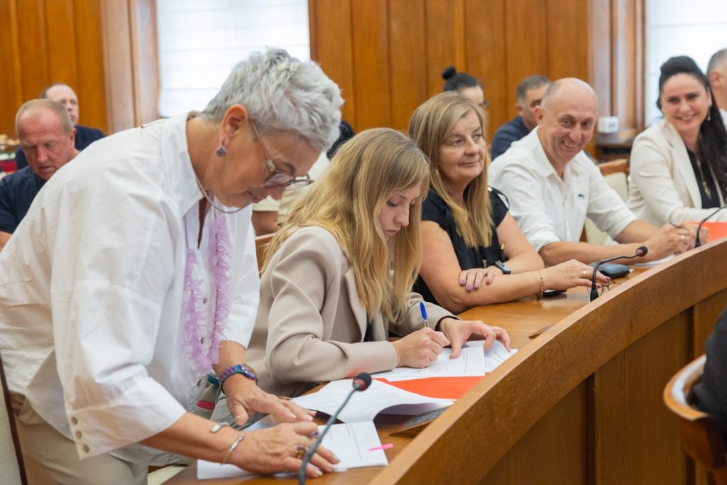 Wręczenie umów w programie małej retencji wodnej, fot. Mikołaj Kuras dla UMWKP