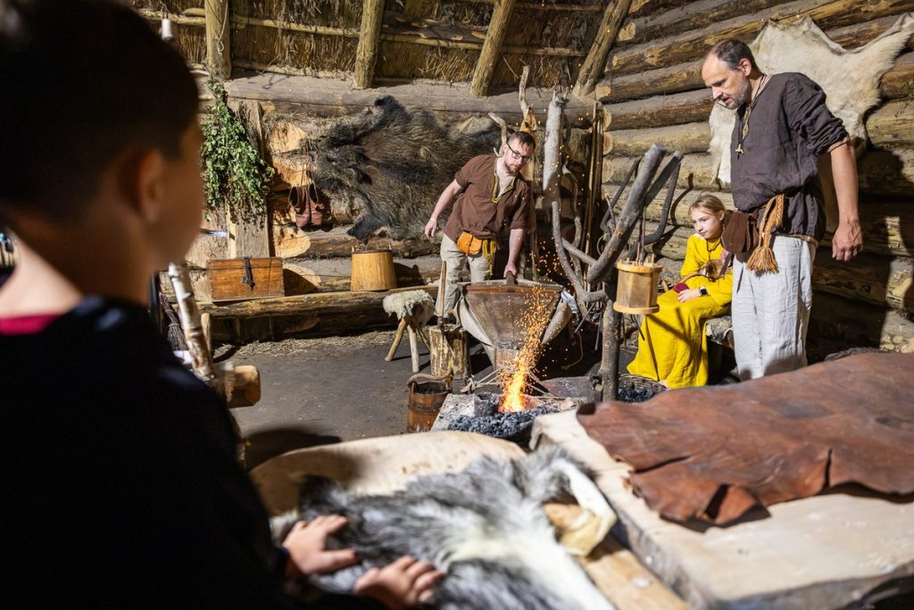 Festyn Archeologiczny w Biskupinie, fot. Szymon Zdziebło/tarantoga.pl dla UMWKP