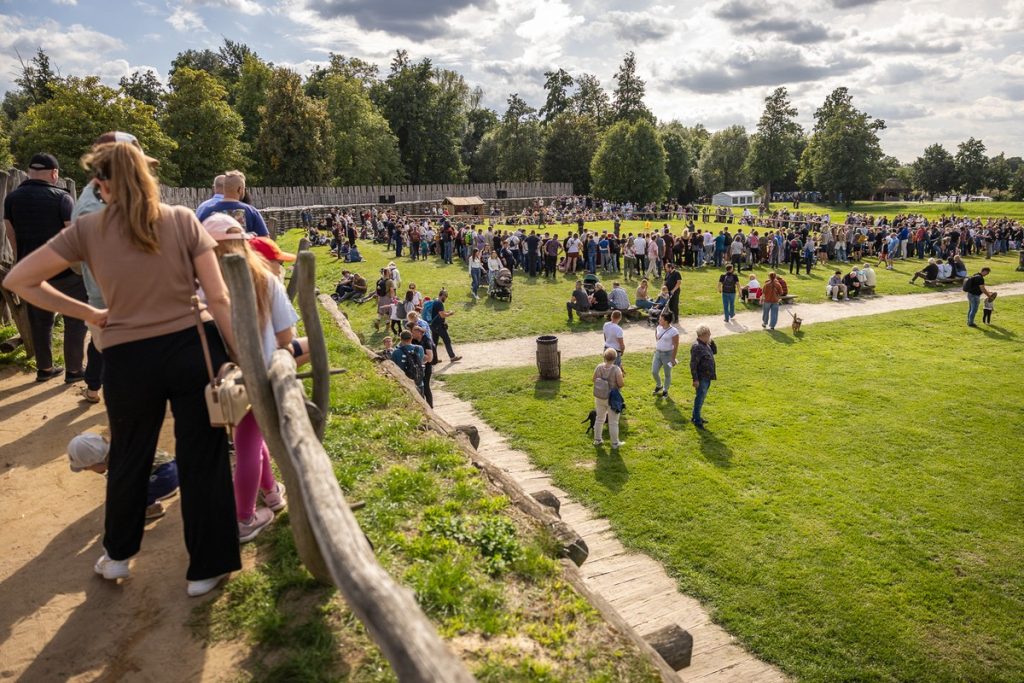 Festyn Archeologiczny w Biskupinie, fot. Szymon Zdziebło/tarantoga.pl dla UMWKP