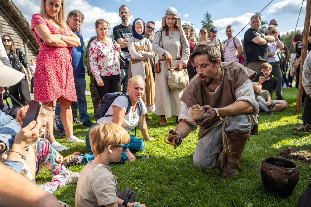 Festyn Archeologiczny w Biskupinie, fot. Szymon Zdziebło/tarantoga.pl dla UMWKP