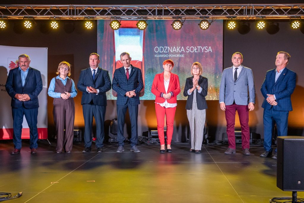 Wręczenie odznak sołtysom z powiatu włocławskiego, fot. Szymon Zdziebło/tarantoga.pl dla UMWKP