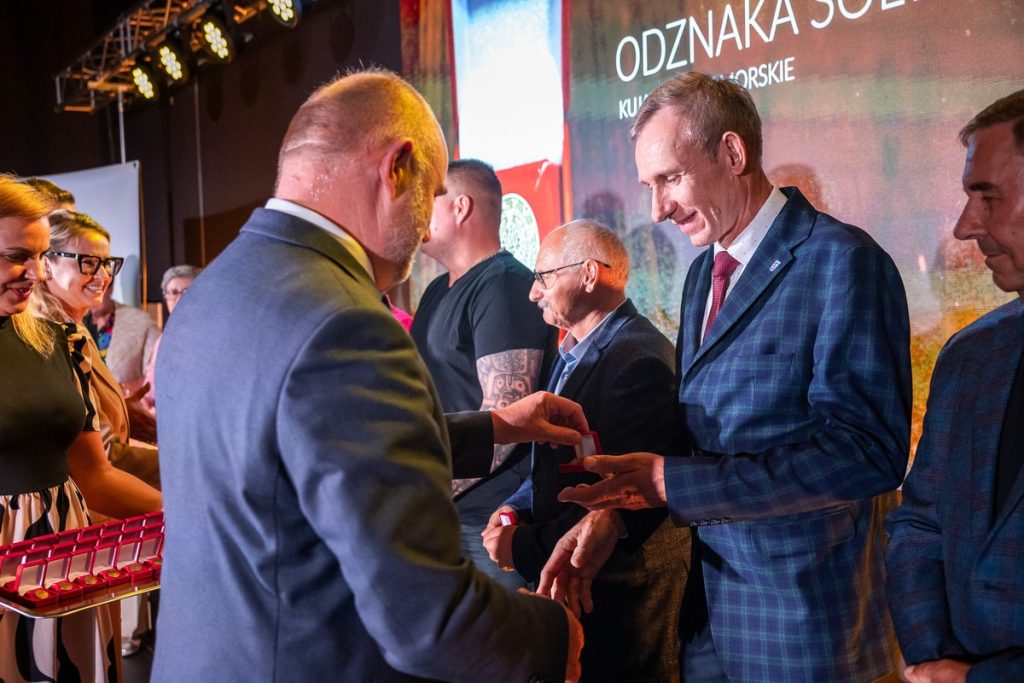 Wręczenie odznak sołtysom z powiatu włocławskiego, fot. Szymon Zdziebło/tarantoga.pl dla UMWKP