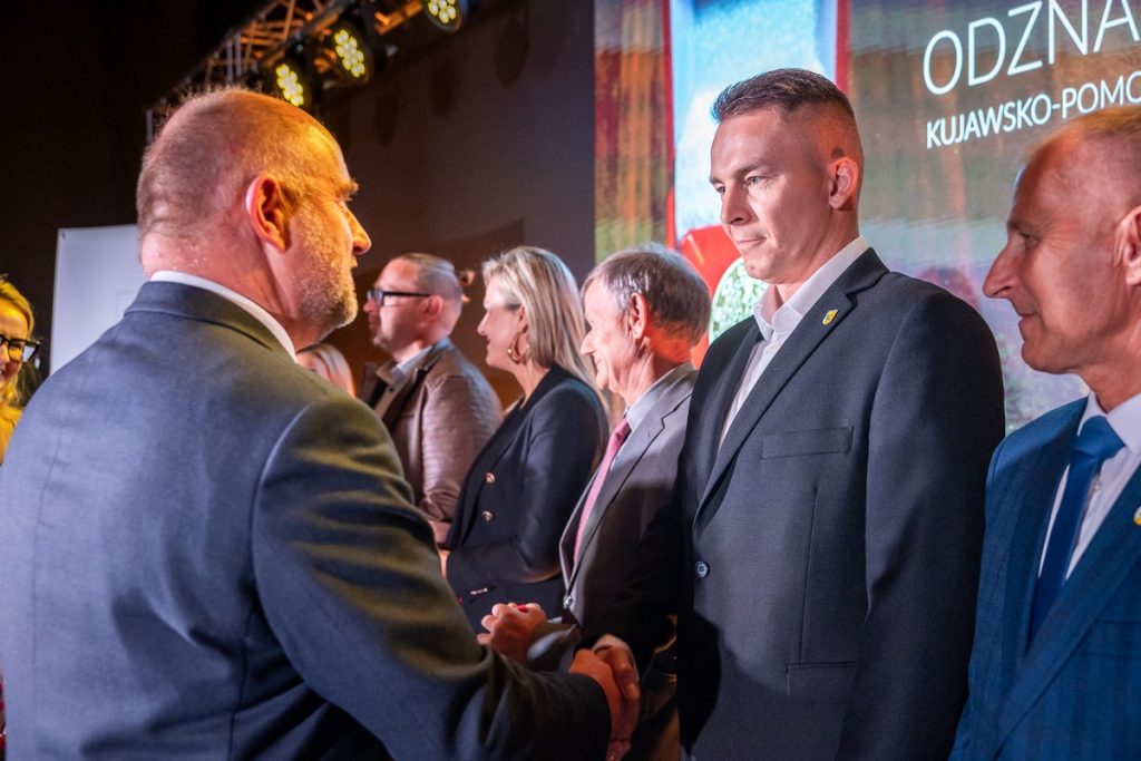 Wręczenie odznak sołtysom z powiatu włocławskiego, fot. Szymon Zdziebło/tarantoga.pl dla UMWKP