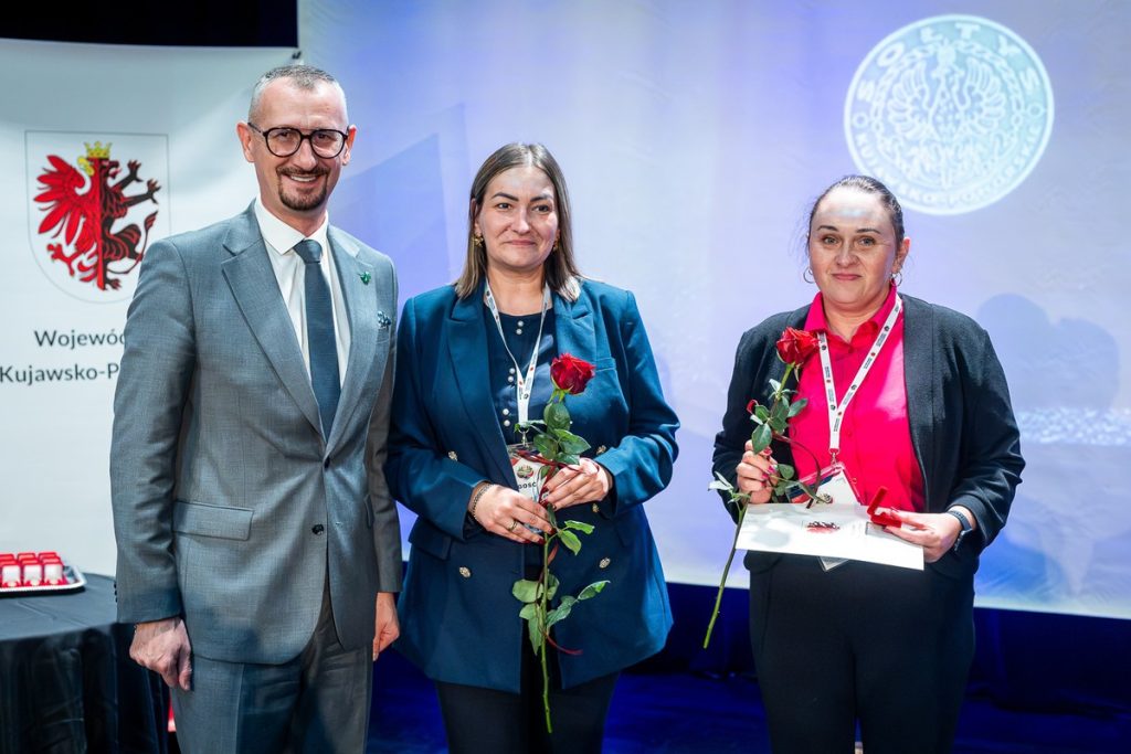 Wręczenie odznak sołtysom z powiatu żnińskiego, fot. Tomasz Czachorowski/eventphoto.com.pl dla UMWKP