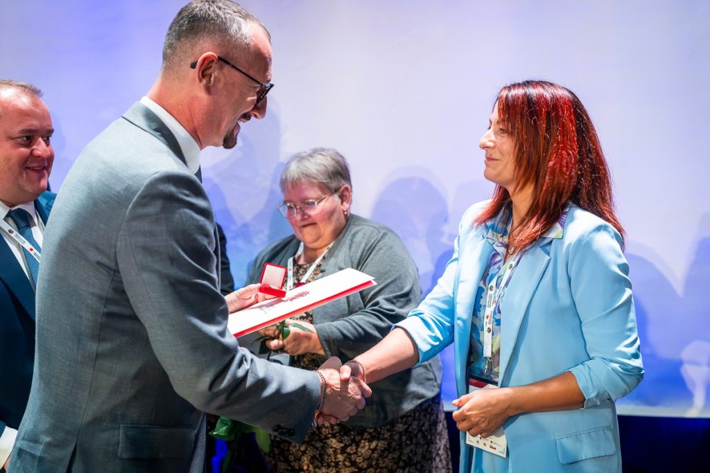 Wręczenie odznak sołtysom z powiatu żnińskiego, fot. Tomasz Czachorowski/eventphoto.com.pl dla UMWKP