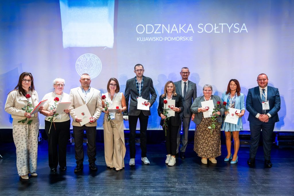 Wręczenie odznak sołtysom z powiatu żnińskiego, fot. Tomasz Czachorowski/eventphoto.com.pl dla UMWKP
