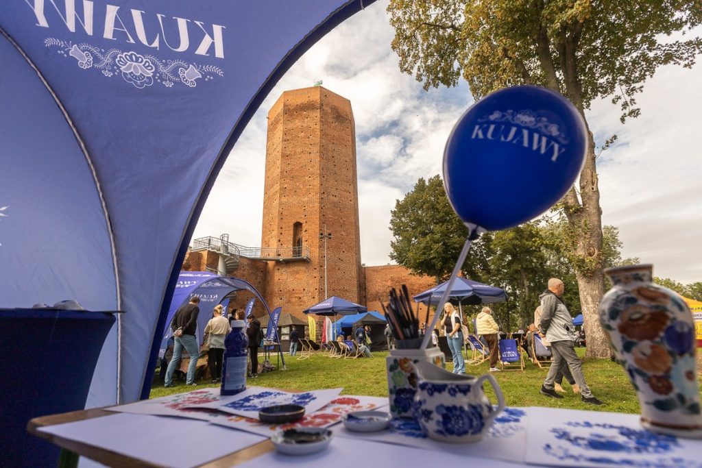 Piknik pod Kujawskim Niebem w Kruszwicy, fot. Szymon Zdziebło/tarantoga.pl dla UMWKP