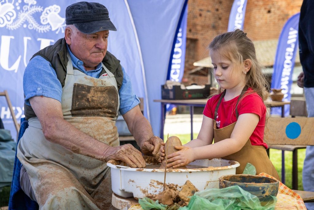 Piknik pod Kujawskim Niebem w Kruszwicy, fot. Szymon Zdziebło/tarantoga.pl dla UMWKP