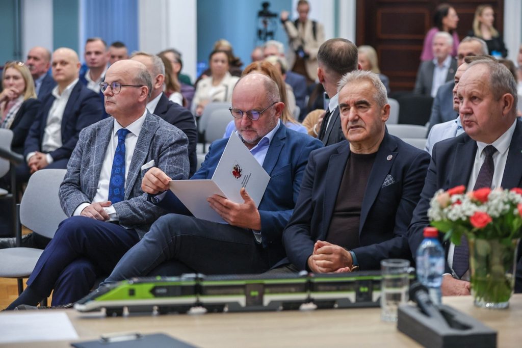 Spotkanie w sprawie Kolei Dużych Prędkości, fot. Szymon Zdziebło/tarantoga.pl dla UMWKP