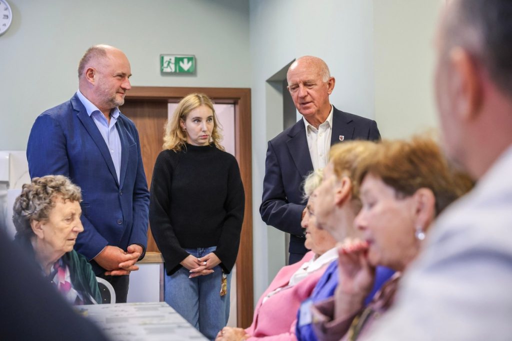 Wręczenie czujników dymu i czadu podopiecznym dziennego domu pobytu w Grudziądzu, fot. Szymon Zdziebło/tarantoga.pl dla UMWKP