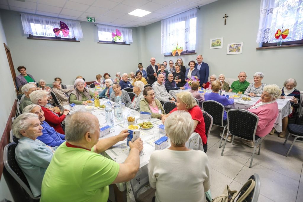 Wręczenie czujników dymu i czadu podopiecznym dziennego domu pobytu w Grudziądzu, fot. Szymon Zdziebło/tarantoga.pl dla UMWKP